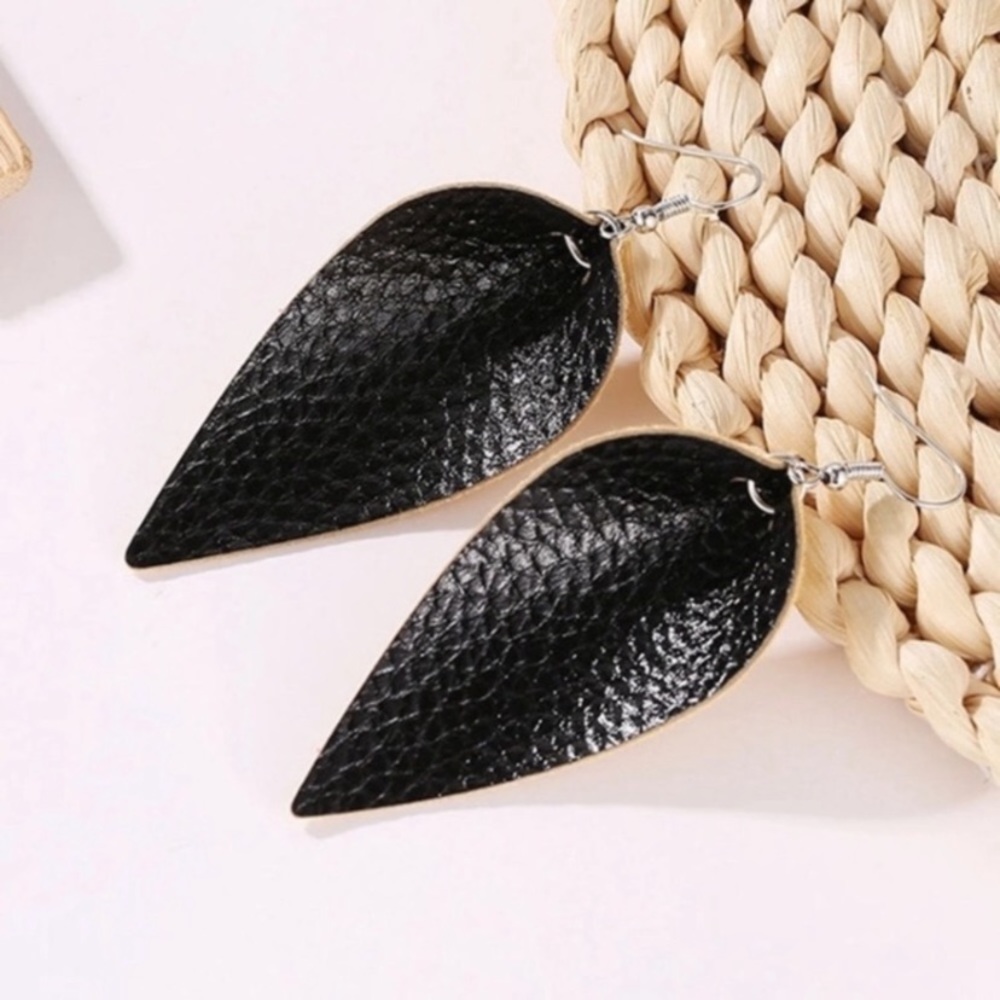 Boho Black teardrop vegan leather earrings - Picture 2 of 2